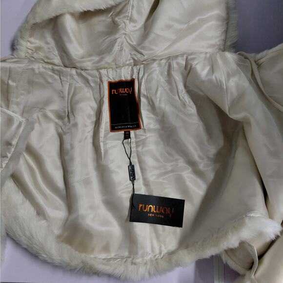 Runway - Picture 7 of 12